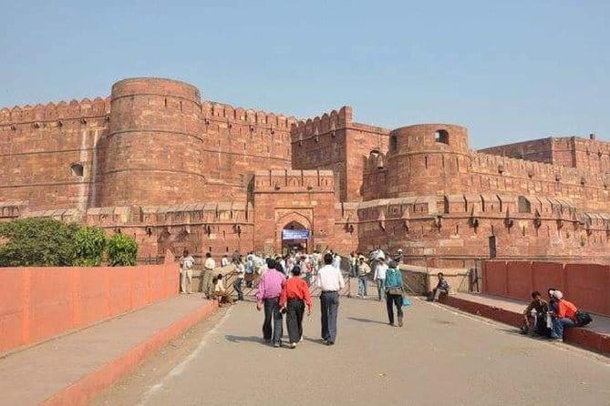 4Night and 5Days Triangle Tour from Jaipur > Agra > Delhi . - Day 3 in Jaipur: Hawa Mahal, the Palace of Wind, in a short window