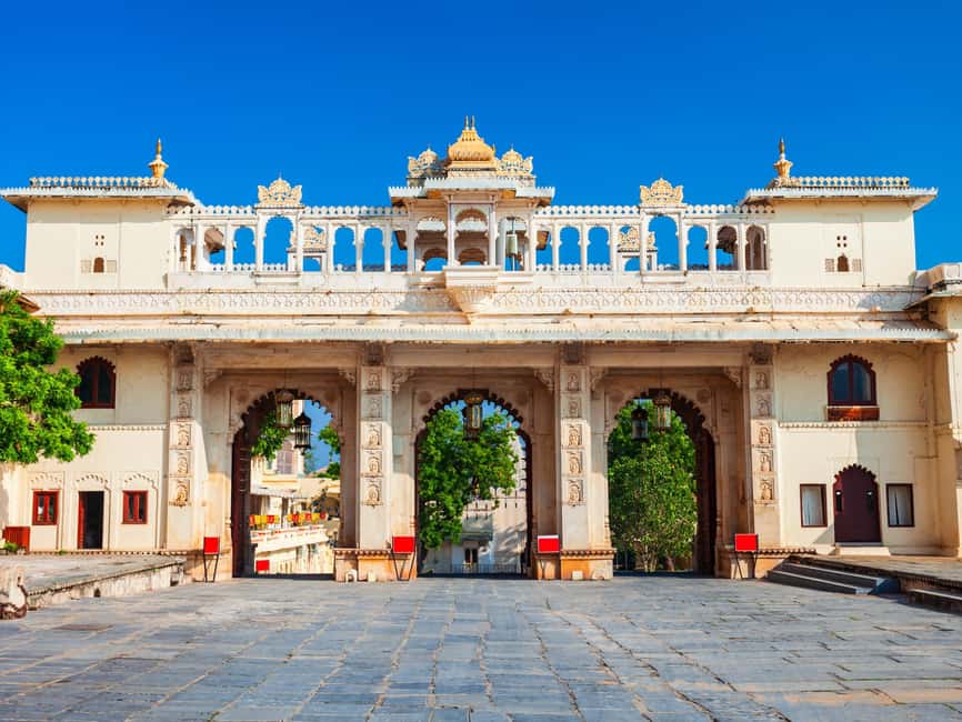 7-Day Golden Triangle Jodhpur Udaipur Tour from Delhi - Jodhpur to Udaipur: a temple stop, then Fatehsagar Lake
