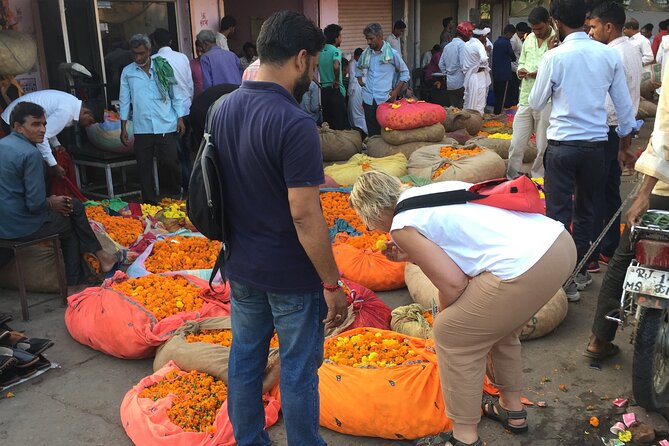 Cultural Walk and Food Tasting In Jaipur - Market stop 1: Utensils, textiles, and the stuff daily life runs on