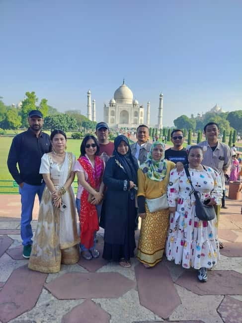 From Jaipur: Taj Mahal, Agra Fort, Baby Taj Day Trip by Car - The shopping block: where to stay alert and keep your pace