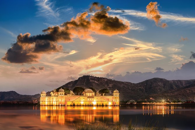 Jaipur Amer Fort, Jal Mahal & Stepwell Private Half-Day Tour - Hawa Mahal and Jagat Shiromani Ji Temple: Royal Windows and a Local Dedication