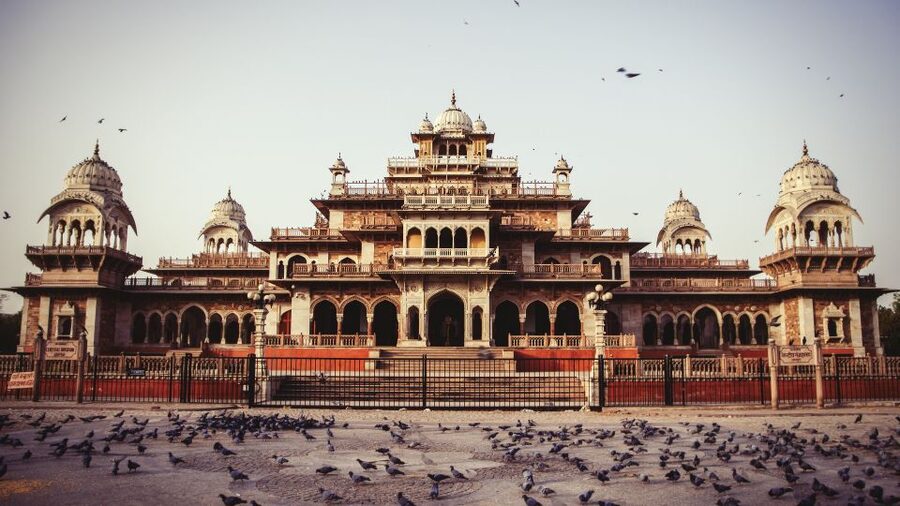 Jaipur City Tour: City Palace, Jantar, Hawa & Jal Mahal - Hawa Mahal Photo Stop: Getting the 953-Window View Right