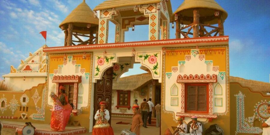 Jaipur: Cultural Evening Tour & Dinner at Chokhi Dhani - Crafts, huts, and live entertainment: why this place works for non-experts