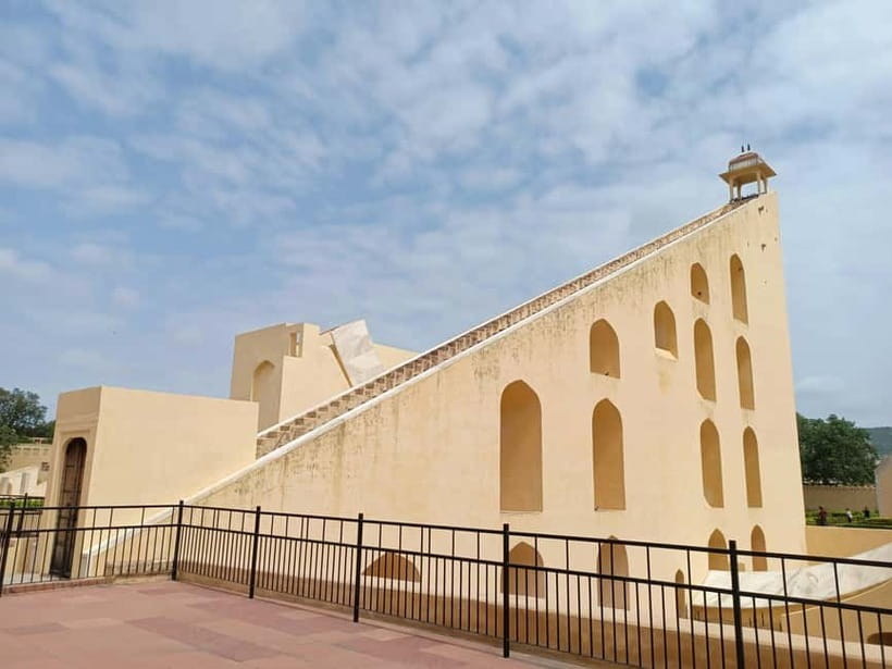 Jaipur: Full-Day City Tour with Car, Guide & Skip-the-Line - Gaitor Ki Chhatriyan: a shorter stop with a memorable mood