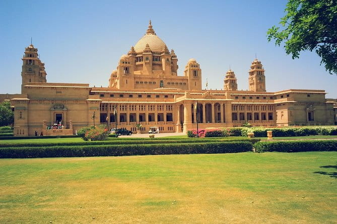 Jaipur Full Day Heritage of Pink City Tour By Tuk Tuk With Chai - Jal Mahal, Royal Gaitor Tumbas, and City Palace Artifacts