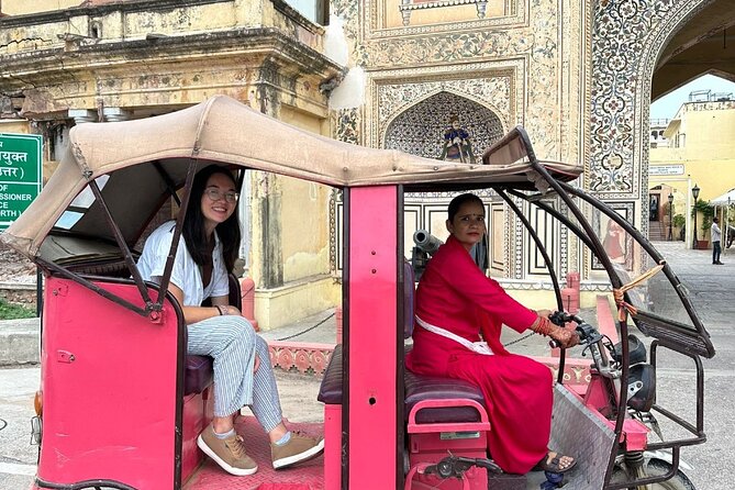 Jaipur Half-Day Heritage Tour by Women-Driven E-Rickshaw - Ramgarhmode workshop visit: watching women artisans at work