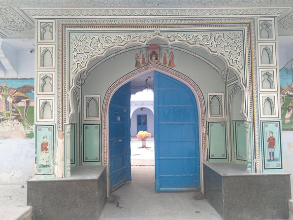 Jaipur Heritage Walking Tour - Local life, Havelis and Temples - Govind Devji Temple: Watching aarti With Context