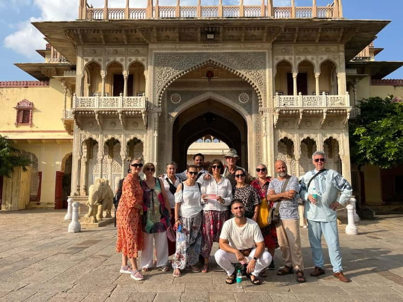 Jaipur: Jaipur & Amber Fort Full or Half-Day Guided Tour - Lunch, water, and the real “food moment” option