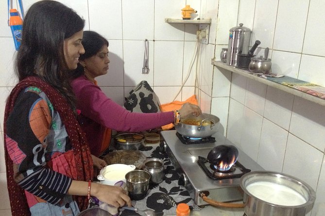 Jaipur Market Tour & Vegetarian Rajasthani Home Cooking Class - Where you meet and how the timing works in real life