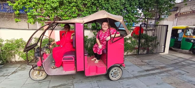 Jaipur Private City Tour with a Women-Driven E-Rickshaw Ride - Riding Jaipur in a women-driven e-rickshaw
