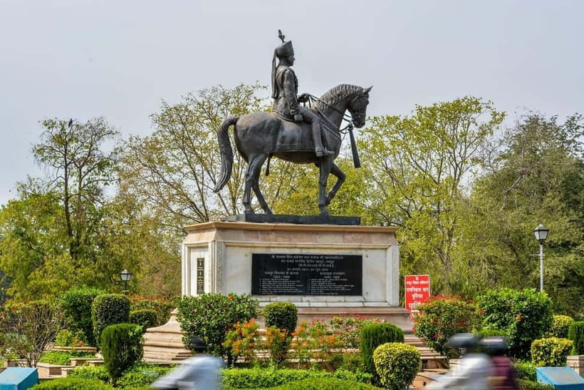 Jaipur: Private City Tour with Car, Guide, Tickets & Lunch - City Palace: Mughal-meets-Rajasthan royal artifacts
