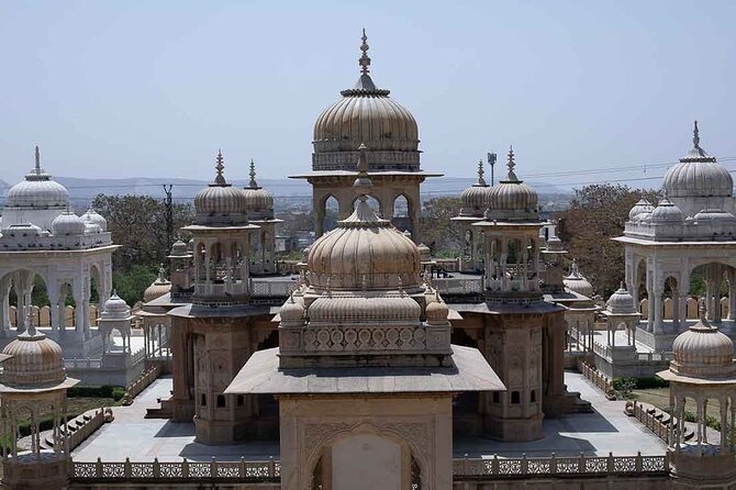 Jaipur Private Sightseeing Full Day Tour By Car and TukTuk - Guide and driver experience: the difference between a tour and a plan