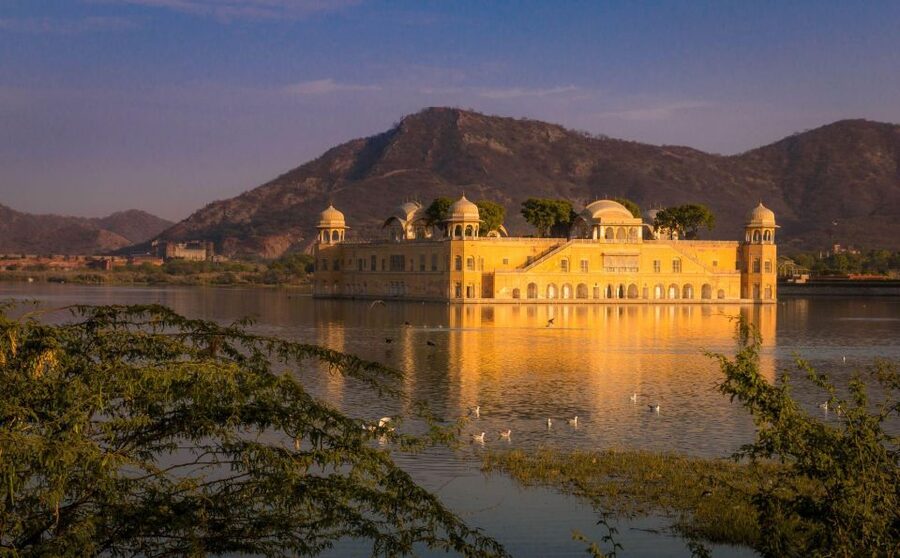 Jaipur Sightseeing by Tuk-Tuk: Temples, Palaces & Markets - Hawa Mahal and Panna Meena ka Kund: two stops that set the tone