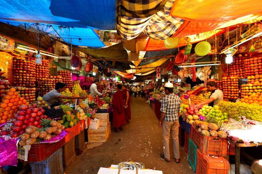 Jaipur Sightseeing by Tuk-Tuk: Temples, Palaces & Markets - Lunch and the shopping hour in Jaipur: where you slow down