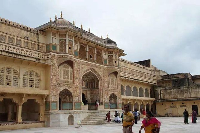 Jaipur Sightseeing Tuk-Tuk Tour - Hawa Mahal’s lattice windows and Royal Gaitor Tombs: the photo-and-quiet contrast