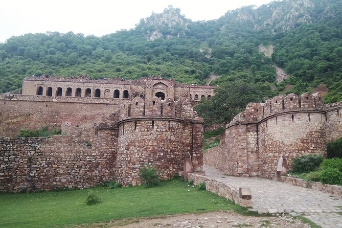 Jaipur to Chandbaori Stepwell & Haunted Bhangarh Private Trip - Jaipur pickup and the 2-hour road journey to Abhaneri