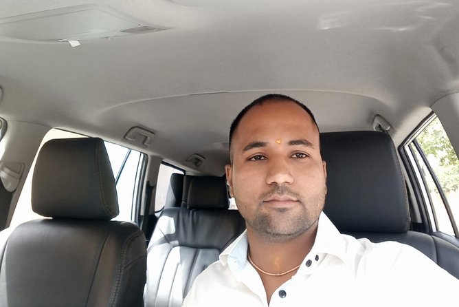 Jaipur to New Delhi Airport/Hotel – One-Way Cab Private Transfers - Comfort and communication: what the English-speaking chauffeur changes