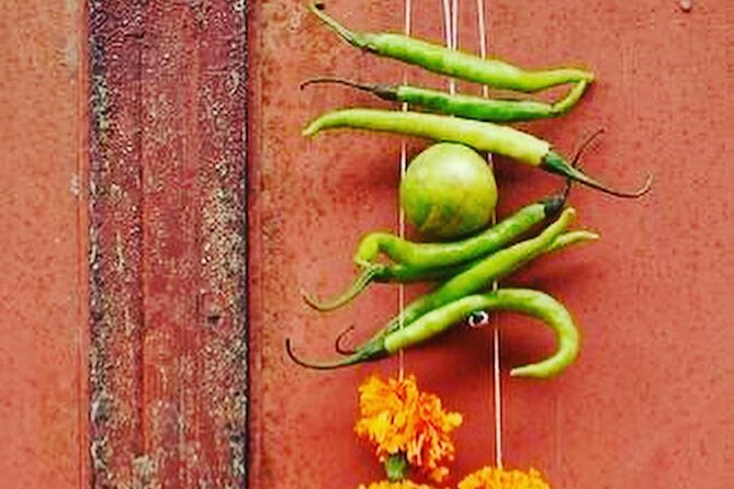 Jaipur walking tour. - Johri Bazaar: where jewelry trade meets old-city faith
