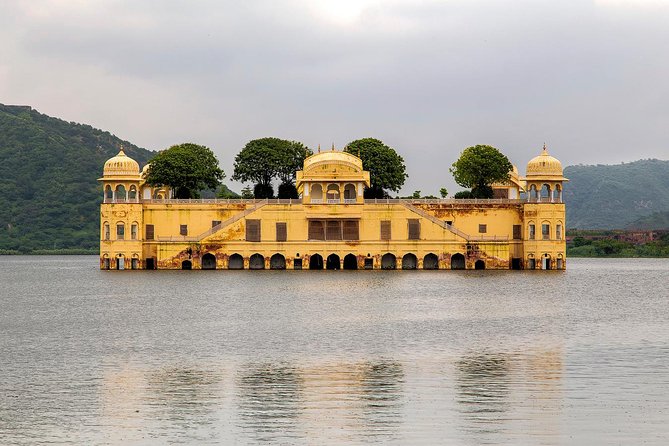 Private Full Day Jaipur Tour with Guide - Hawa Mahal: 30 minutes to understand the look of old Jaipur