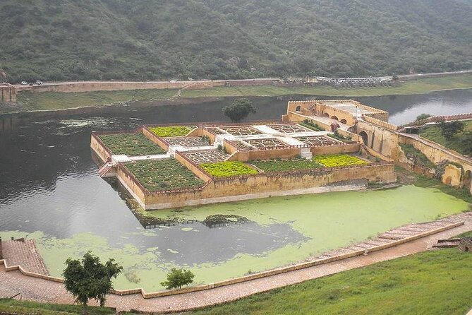 Private Jaipur Pink City Tour by Car & Driver with a Tour Guide - Royal Gaitor Tumbas: Marble Mausoleums with a Calm Pace
