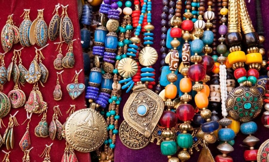 Private: Jaipur Shopping Tour with Pickup - The middle of the tour: browsing, photos, and careful choices