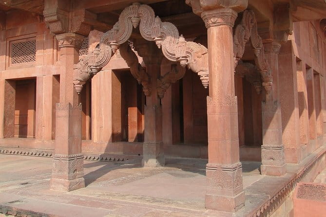 Private Taj Mahal And Monuments Tour From Jaipur By Car - The guide: what their job is (and why it matters at Taj)