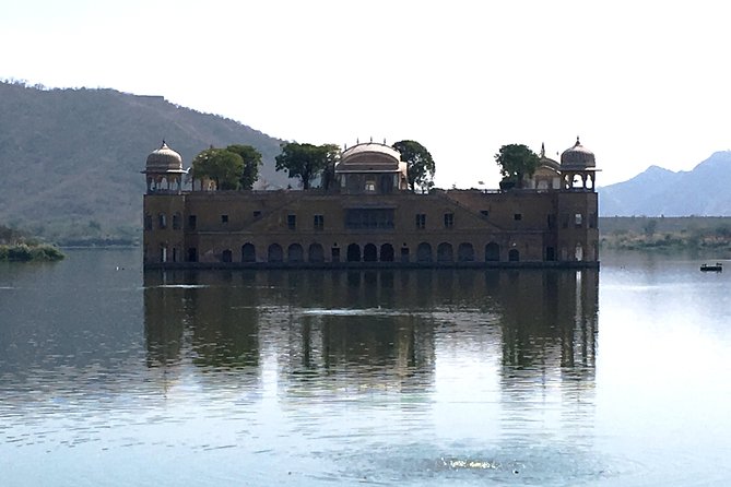 Private Transfer From Jaipur to New Delhi - Who’s driving: English skills, safety mindset, and navigation