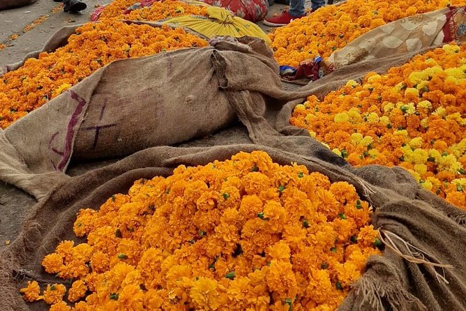 Take in the Beauty of an Early Morning with Fresh Flowers - Walking into the oldest wholesale flower market of Jaipur