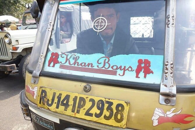 Travel Through the Streets of Jaipur by Tuktuk with a Local - Amber Fort area: where the day gets dramatic